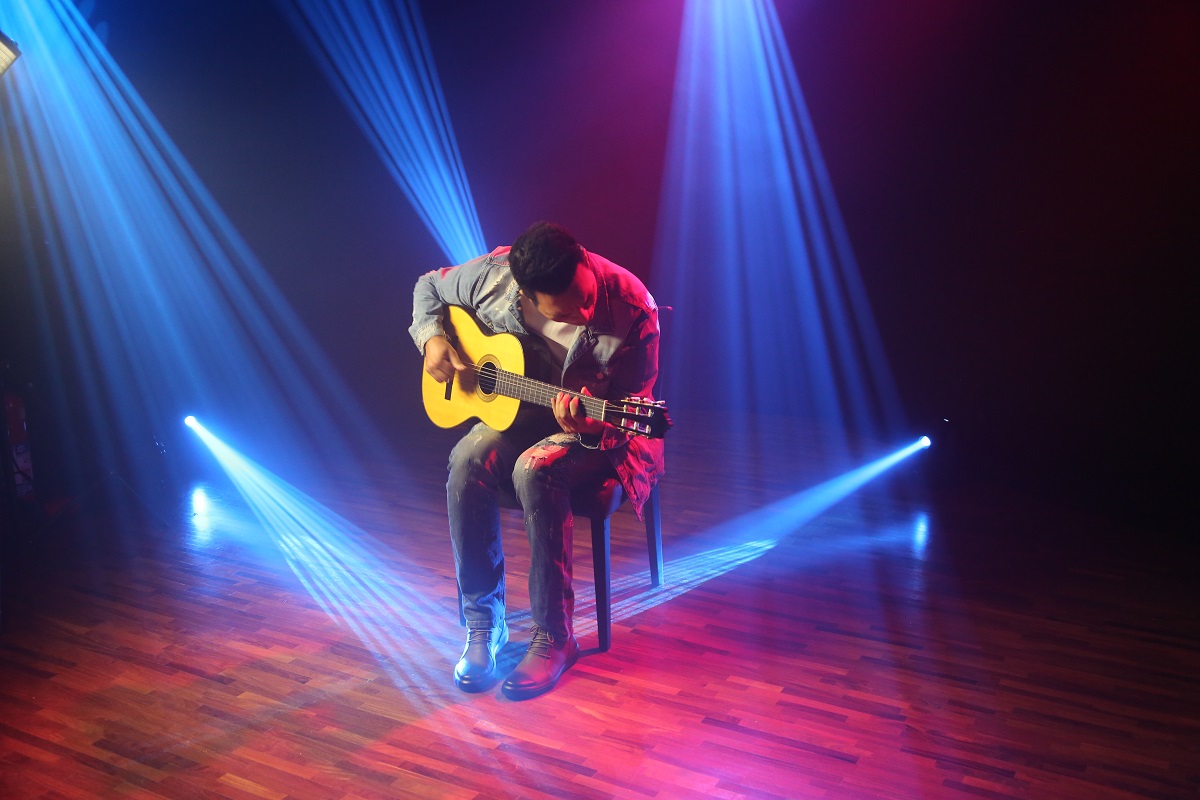 Leandro Lehart se apresenta no Teatro Gazeta com o álbum "Violão É No Fundo do Quintal 2"