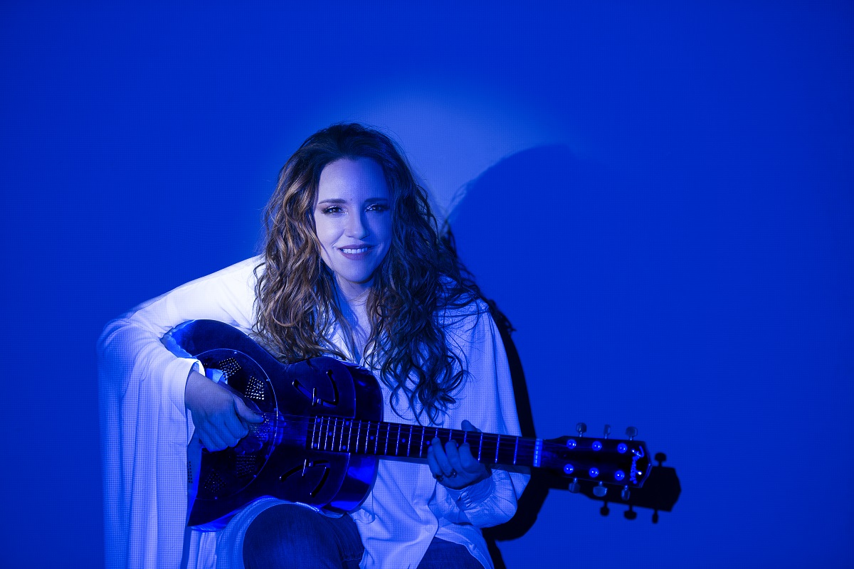 Ana Carolina estreia turnê inédita em homenagem a Cássia Eller