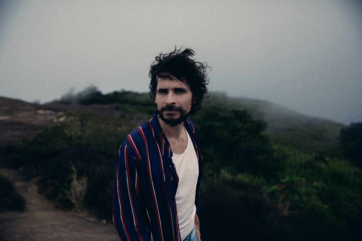 Thiago Amud apresenta show do álbum “São” no Sesc 24 de maio