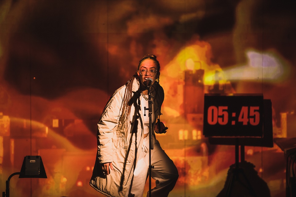 E Lá Fora o Silêncio faz temporada no Teatro Cacilda Becker