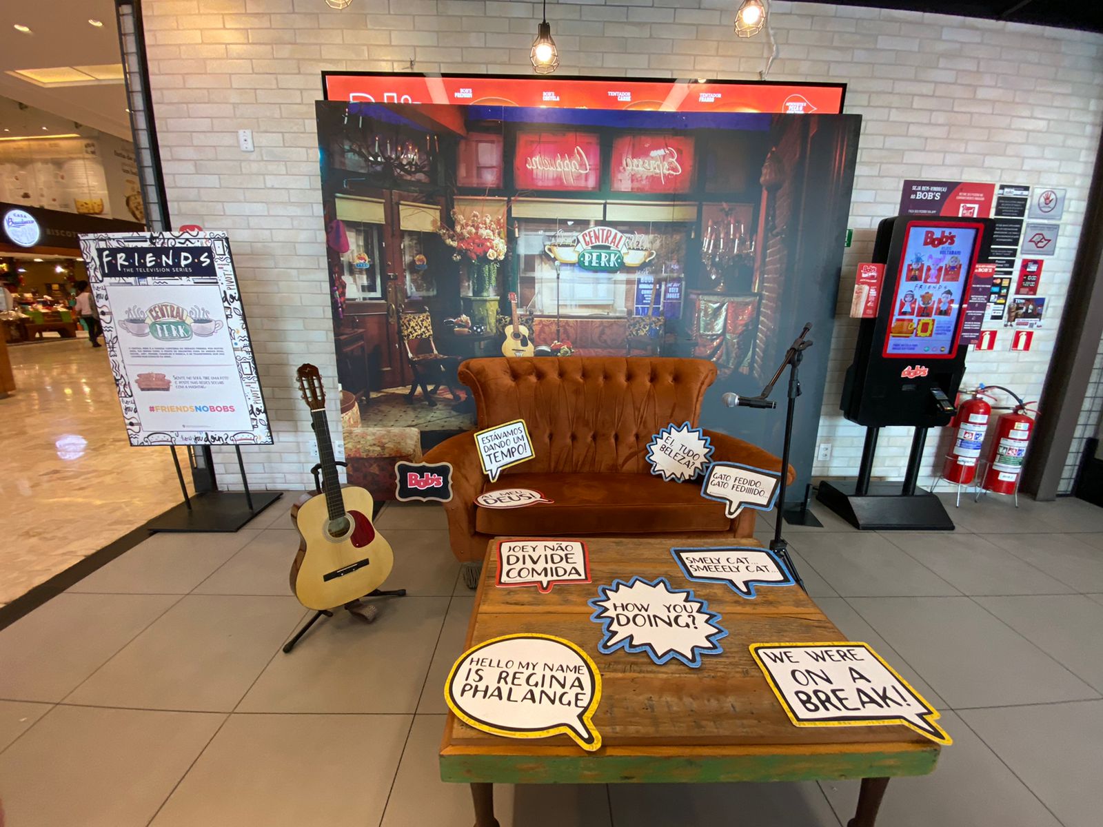 Bob's leva sofá de Friends para Shopping Center Norte