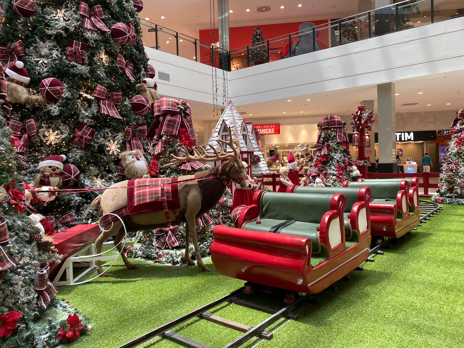 Santana Parque Shopping recebe corais natalinos de colégios da região