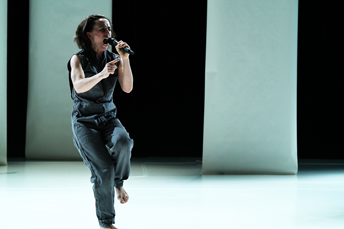 Anna Kontezky apresenta a performance Über Die Wut (“Sobre a Raiva”) no SESC Belenzinho