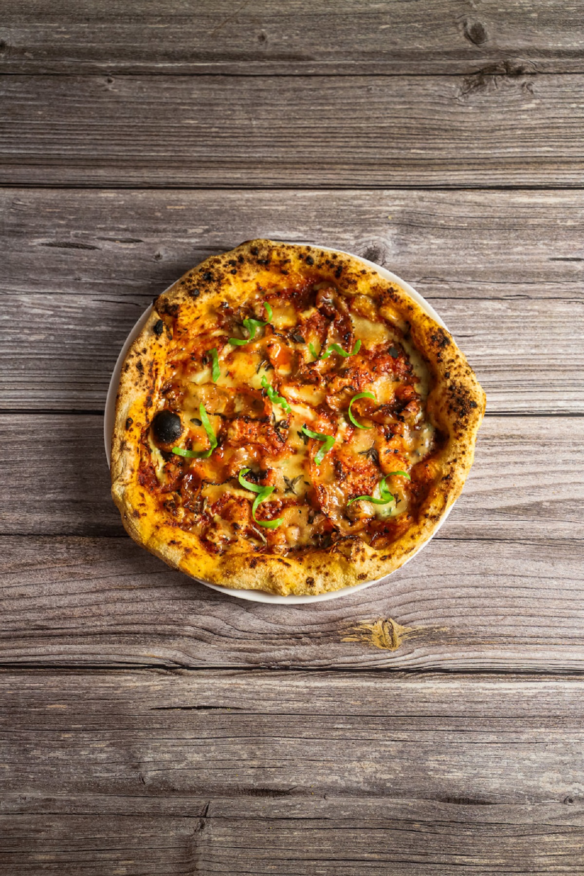 Locale lança pizza sazonal com guanciale do Porco Alado