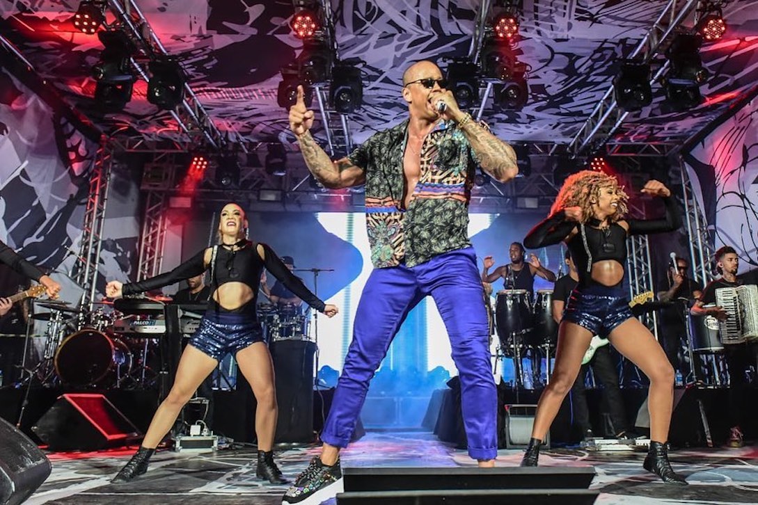 “Baile da Santinha”, de Léo Santana, acontece neste sábado na Arena Carnaval
