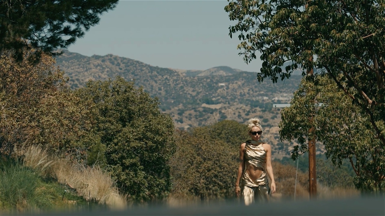 Miley Cyrus anuncia lançamento do single "Flowers" para 13 de janeiro