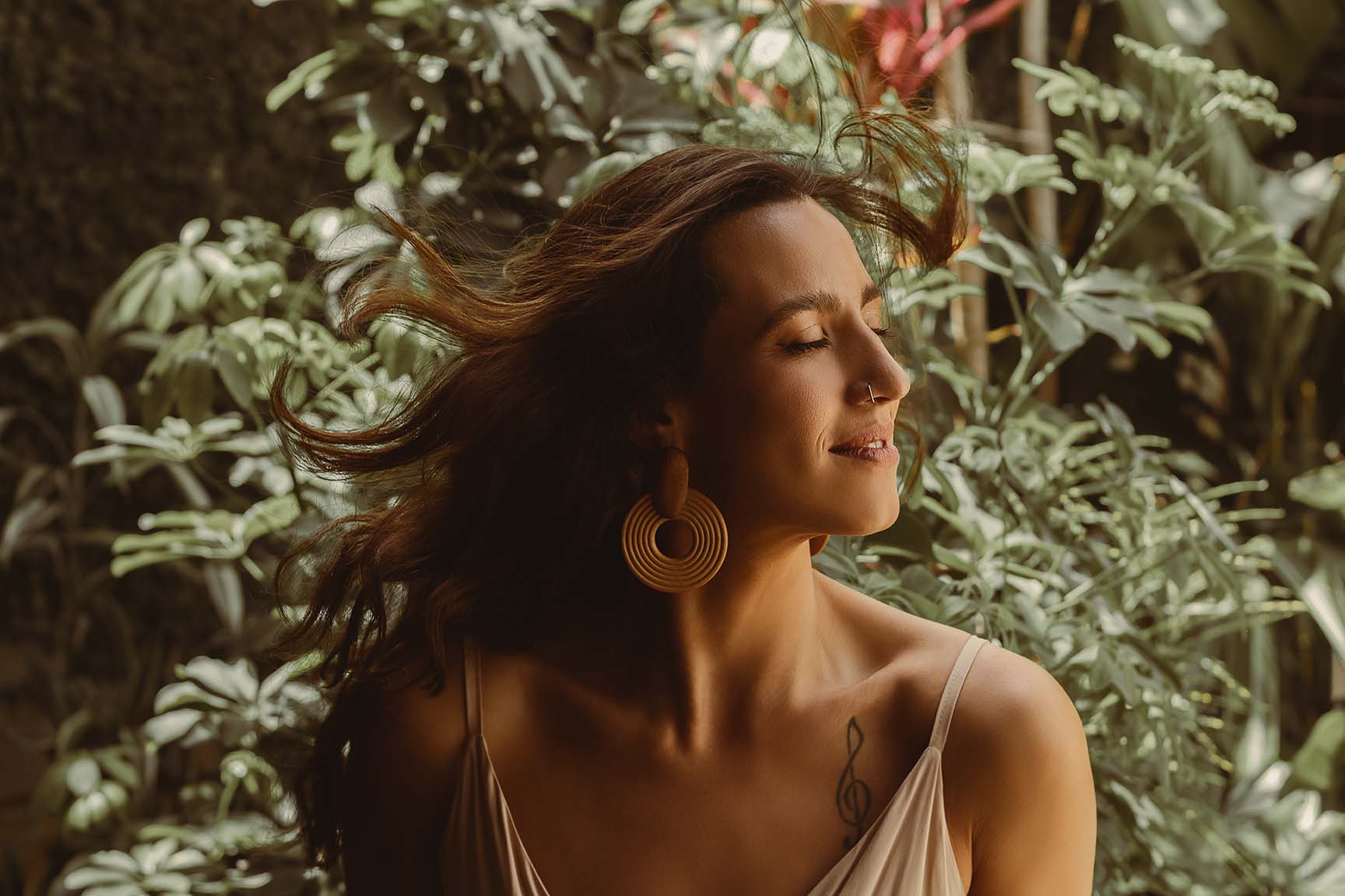 Nara Pinheiro lança nesta sexta (27) o álbum "Tempo de Vendaval"