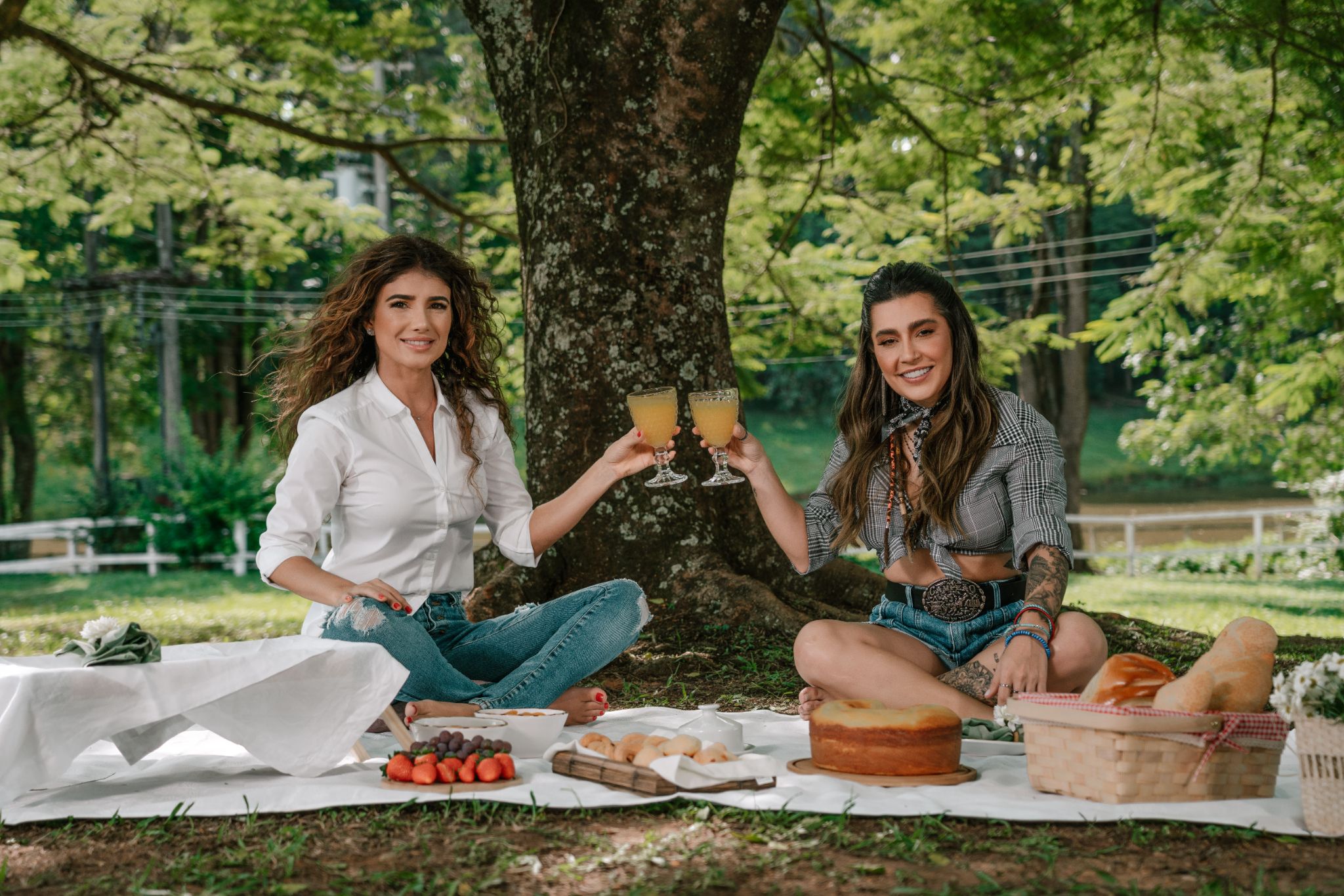 Paula Fernandes lança conteúdo inédito de "11:11" com Lauana Prado