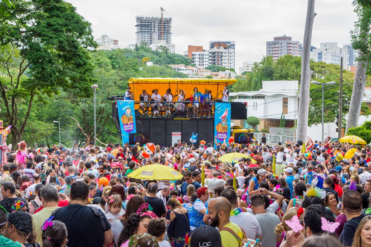 Bloco Berço Elétrico reúne pais e filhos em folia em novo endereço