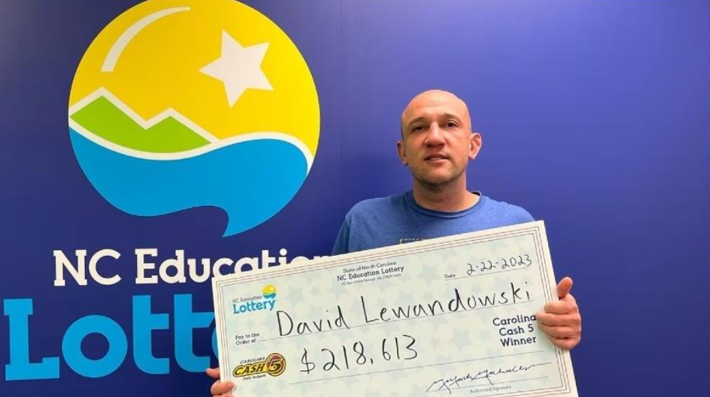 Após comprar bilhete errado da loteria, homem ganha mais de R$ 1 milhão