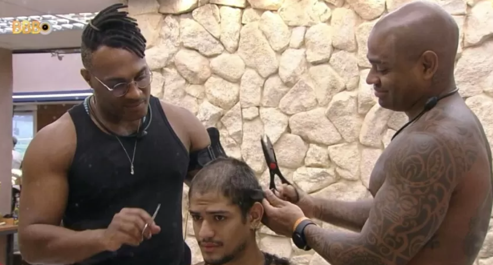 Gabriel Santana muda de visual com ajuda de Cezar e Fred Nicácio