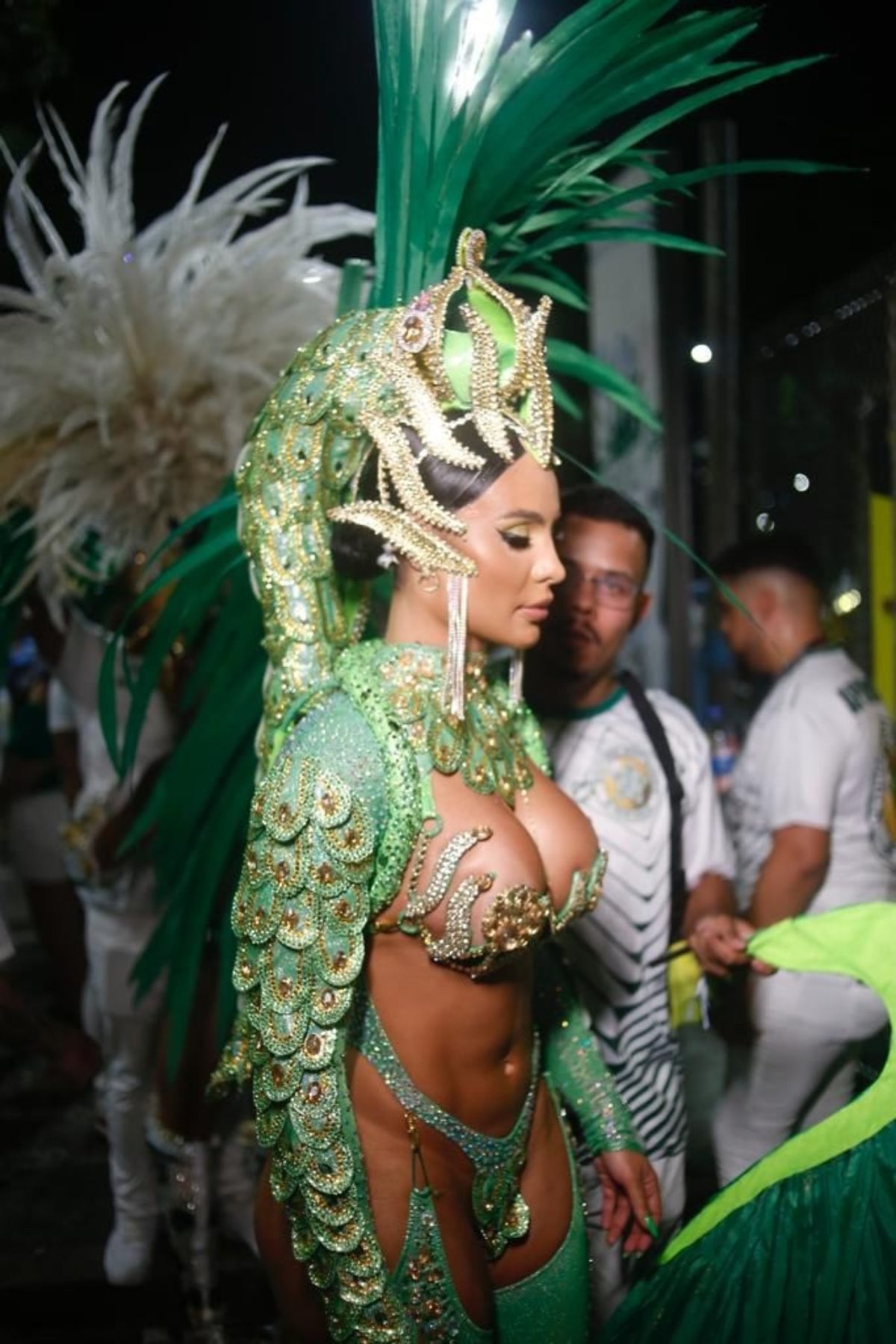 Aline Mineiro usa look de mais de R$ 25 mil em 1° desfile na Sapucaí –  Vírgula