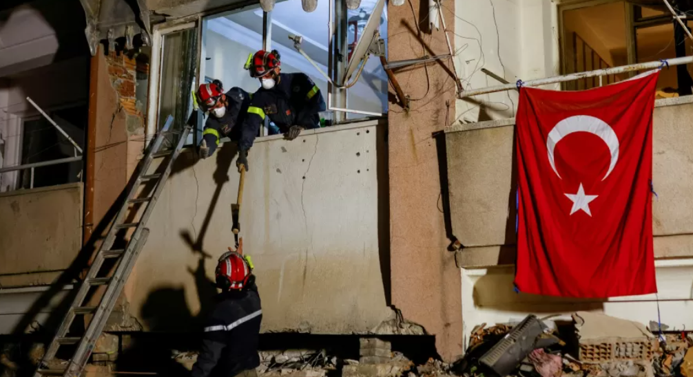 Adolescente é resgatado de escombros dias após o terremoto