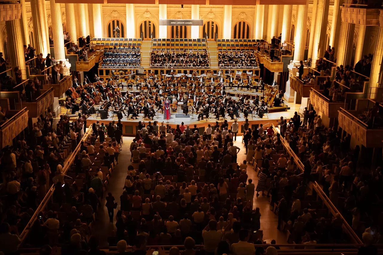 Osesp e Thierry Fischer se apresentam com violinista Augustin Hadelich