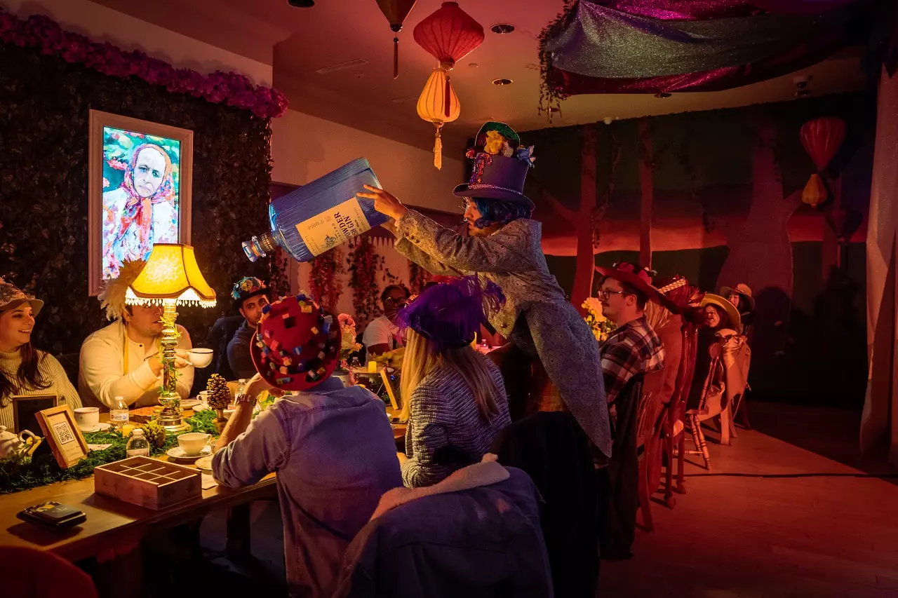 Experiência imersiva Mad Hatter's (Gin &) Tea Party abre vendas