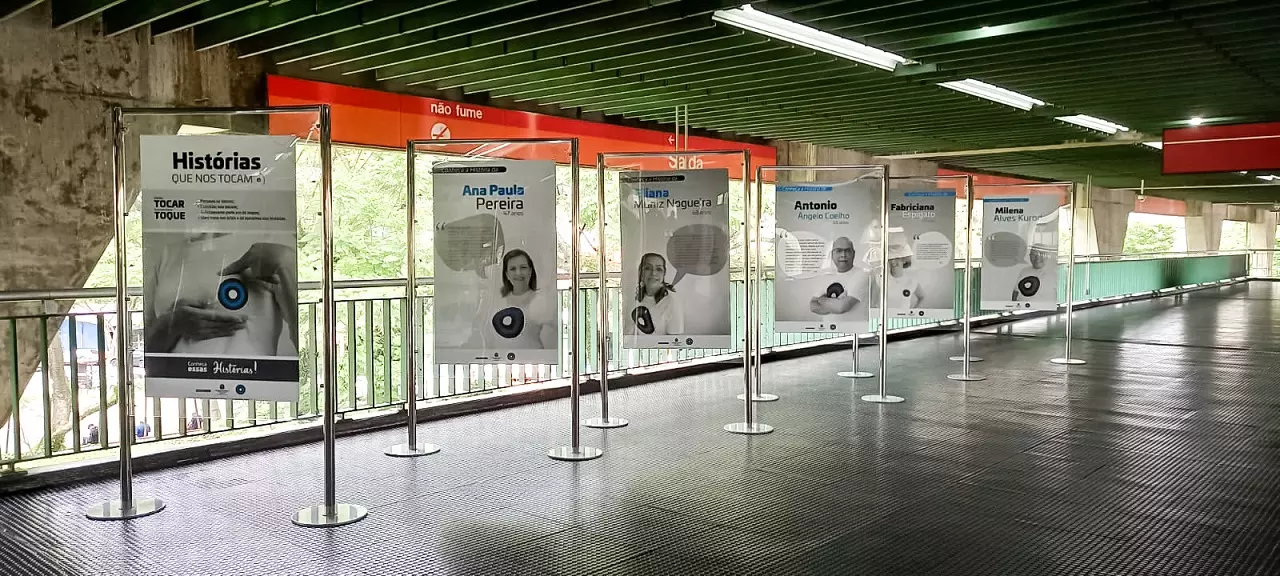 Exposição "Histórias que nos Tocam" acontece nas estações Sé e Consolação