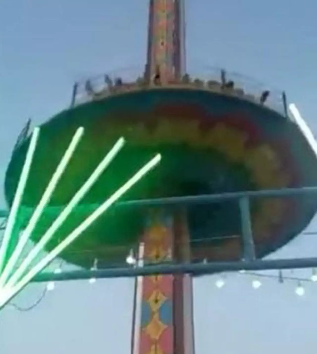 Brinquedo em parque indiano desaba e deixa 17 pessoas feridas