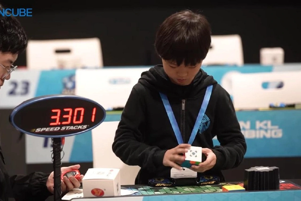 Menino de 9 anos resolve cubo mágico em menos de 5 segundos e quebra  recorde do Guinness. Assista!