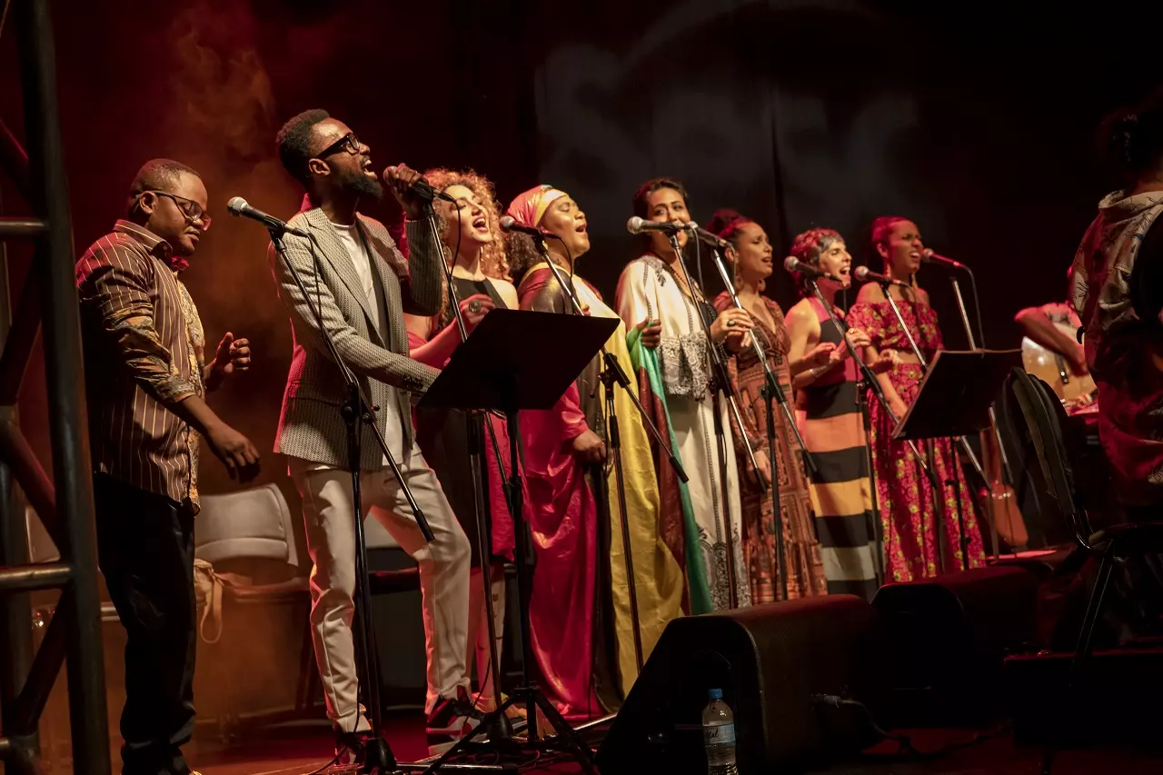 Orquestra Mundana Refugi se apresenta neste domingo no Blue Note SP