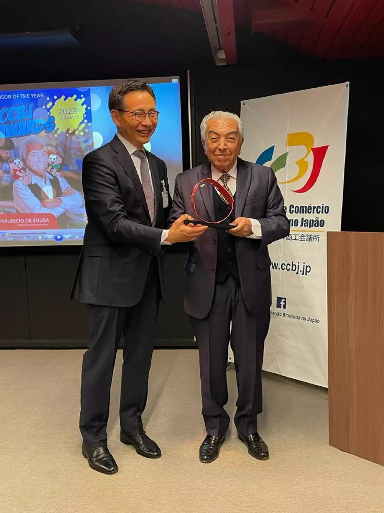 No Japão, Mauricio de Sousa recebe homenagem de "Homem do ano"