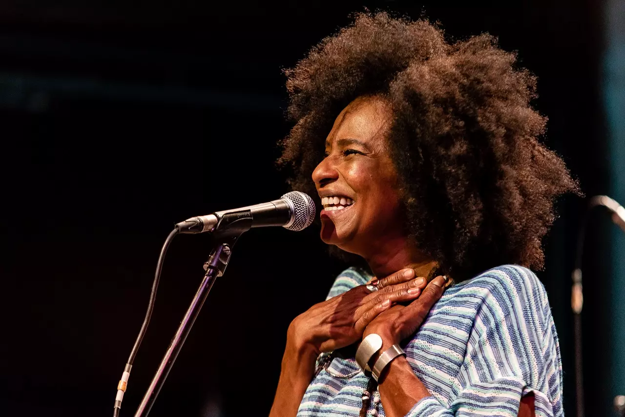 Neste sábado, Izzy Gordon celebra 30 anos de carreira no Sesc Pinheiros