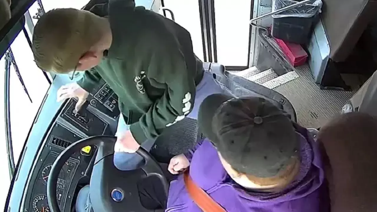 Vídeo mostra como criança dirigiu ônibus após o motorista desmaiar