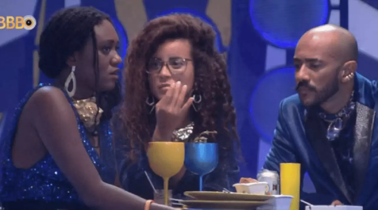 Na festa, Sarah confessa que está com medo de deixar o jogo