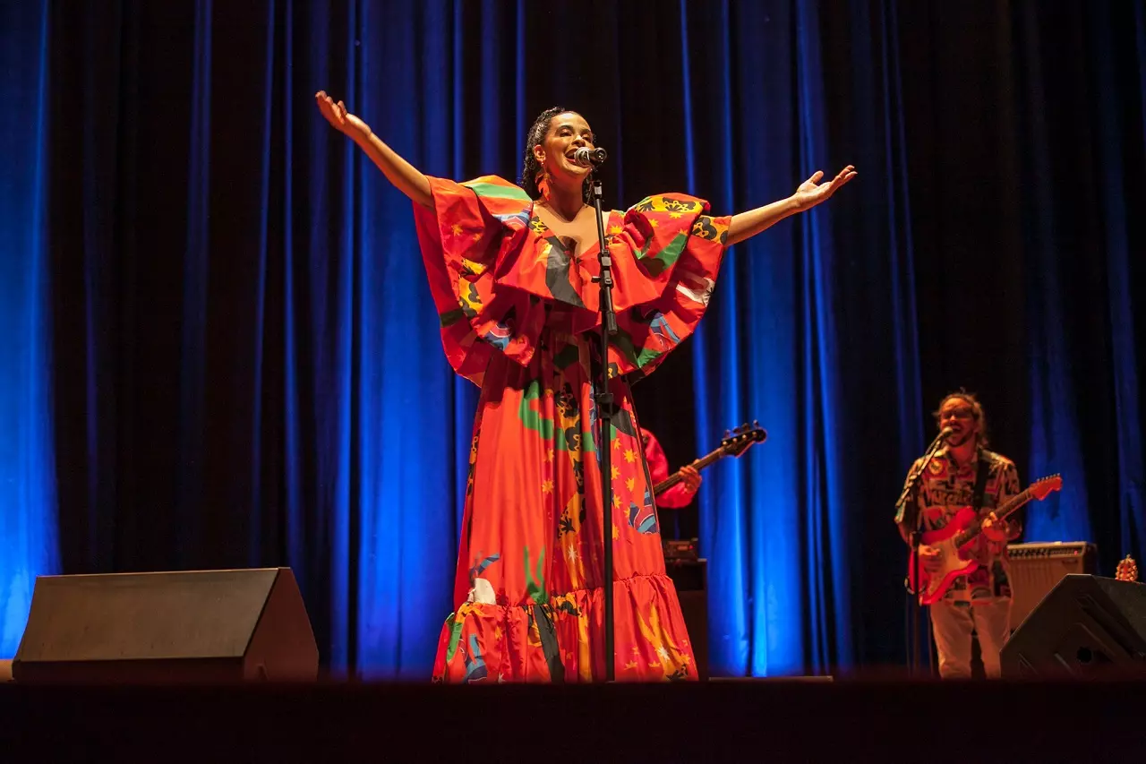 Héloa apresenta o disco "yIDé" no Centro Cultural São Paulo em junho