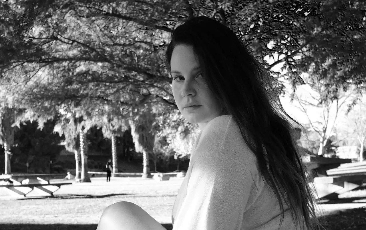 Lana Del Rey lança clipe de “Candy Necklace”; faixa do 9º álbum da artista