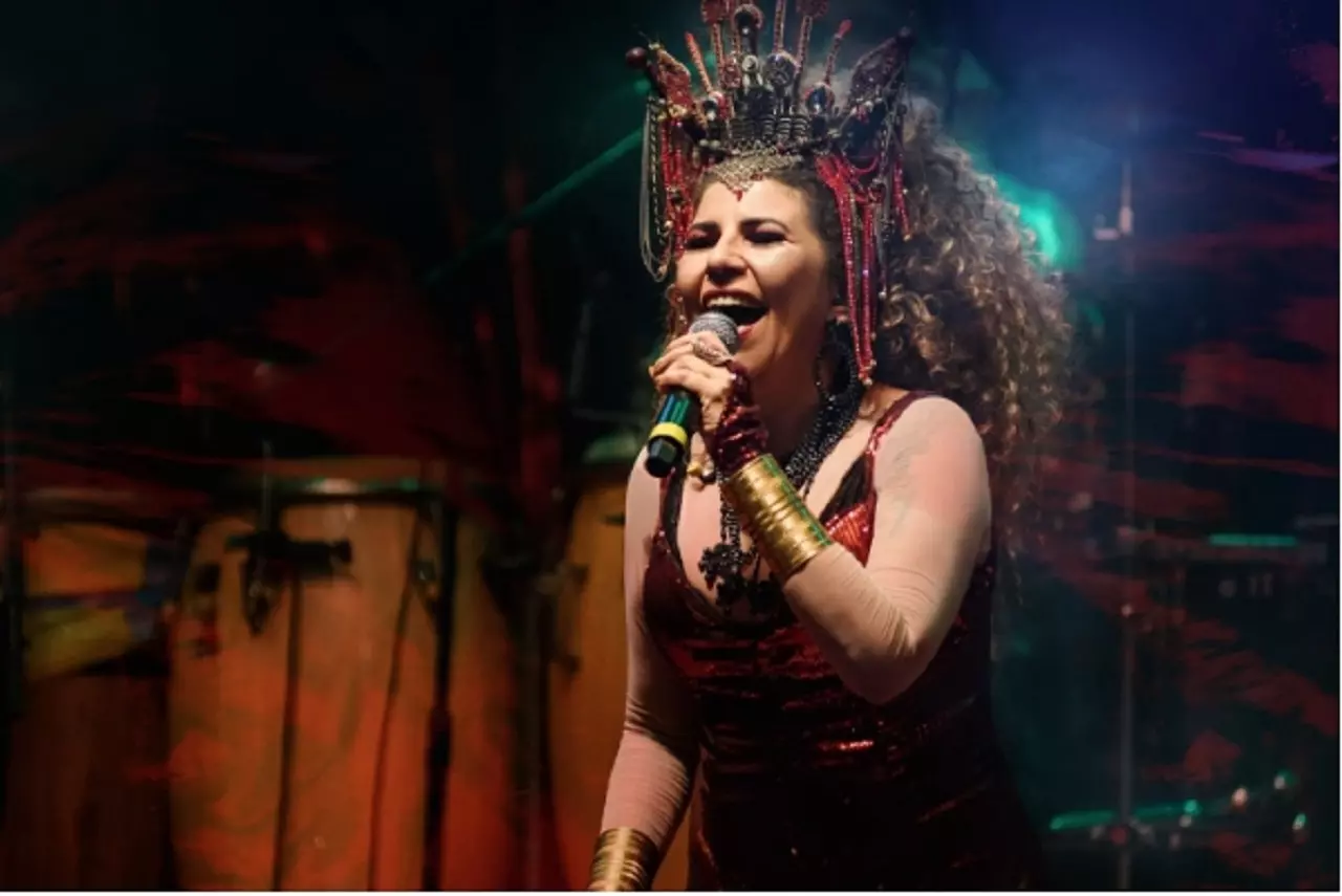 Rita Benneditto apresenta "Tecnomacumba" em show com participação de MC Tha