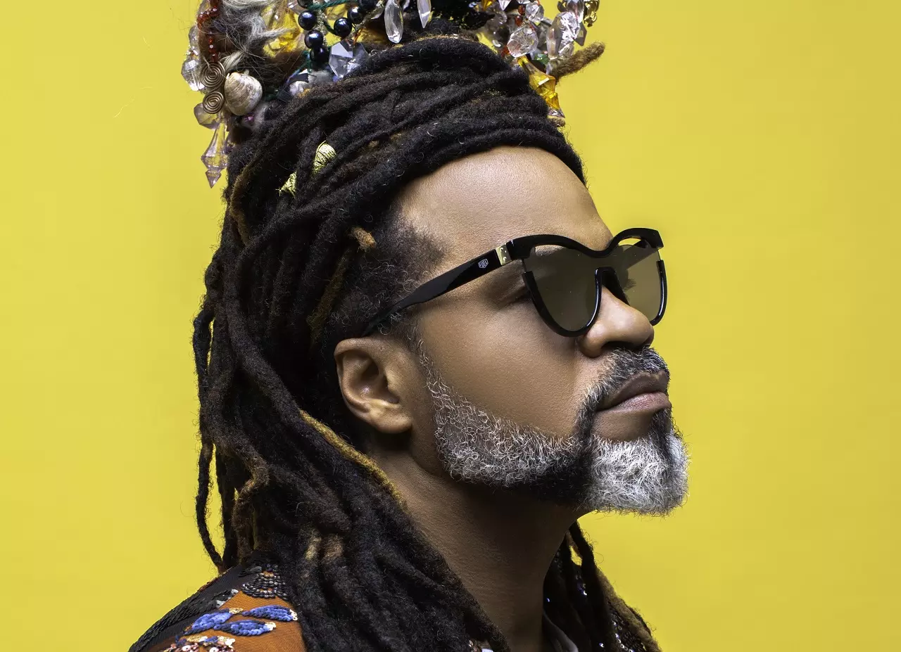 "Meia-lua inteira": biografia de Carlinhos Brown chega às livrarias em junho