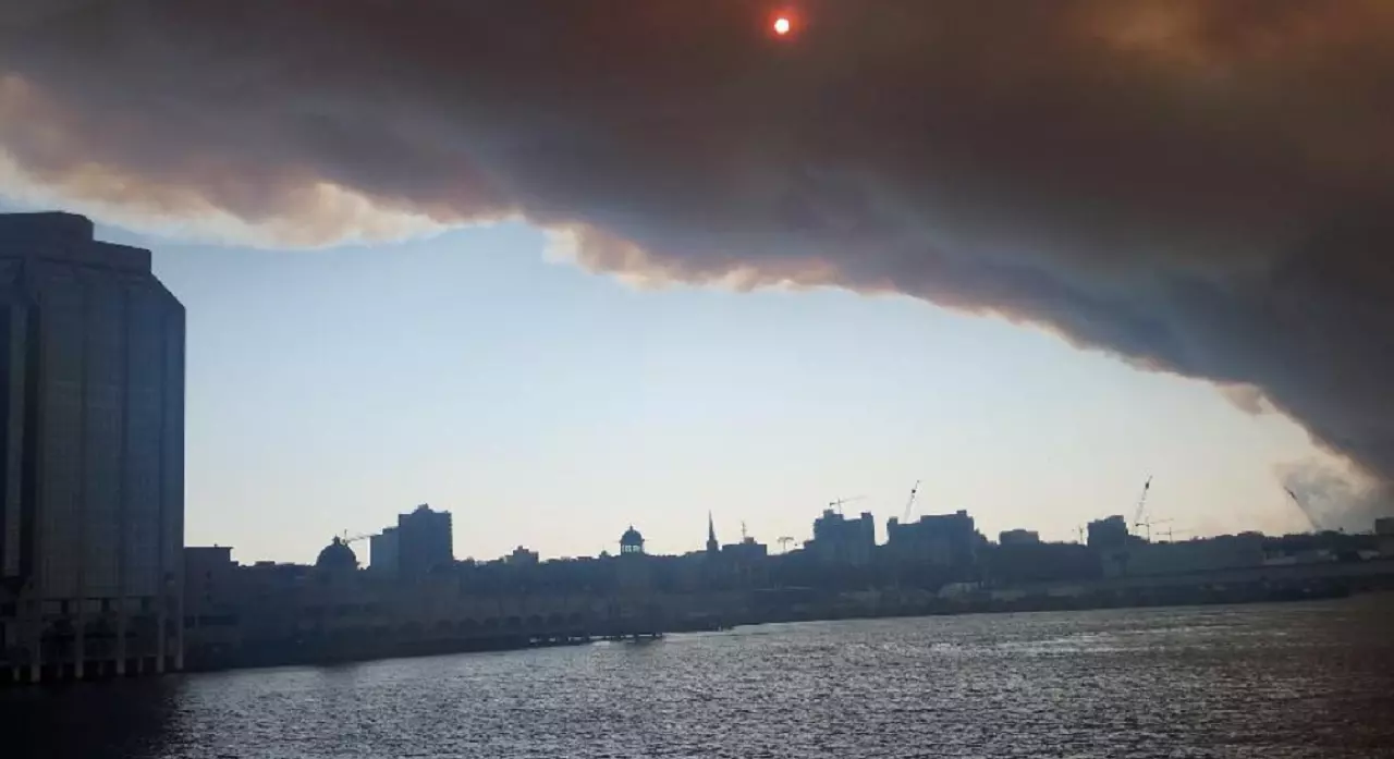 Incêndio no Canadá obriga 18 mil pessoas deixarem suas casas