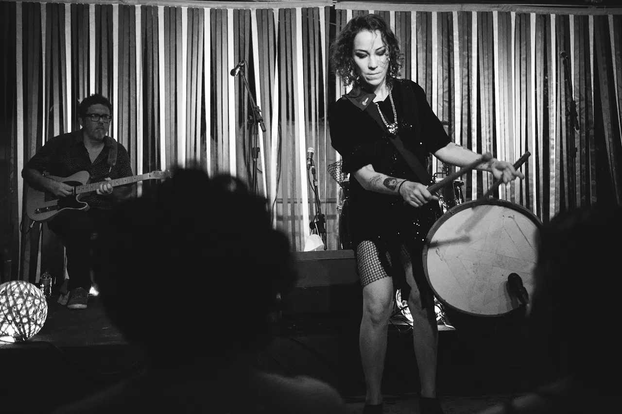 Karina Buhr apresenta show "Voz e Tambor" no Blue Note São Paulo