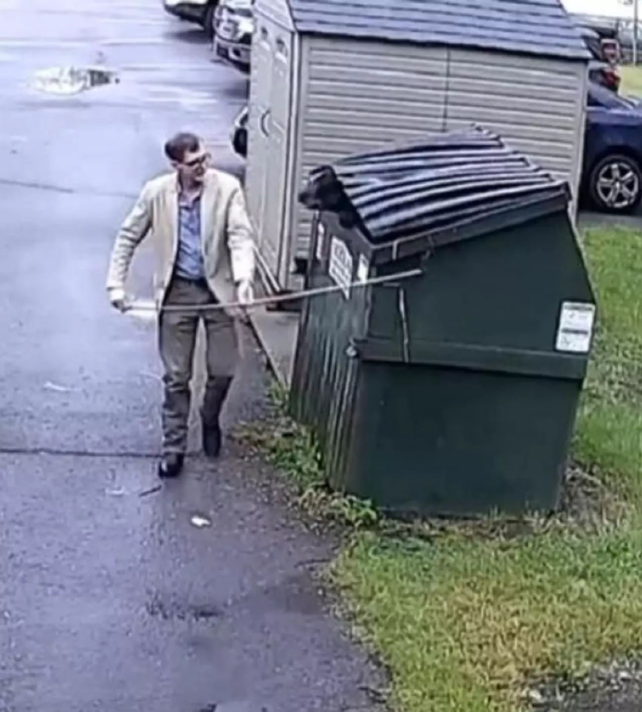 Homem é surpreendido por urso na porta de casa ao retirar o lixo