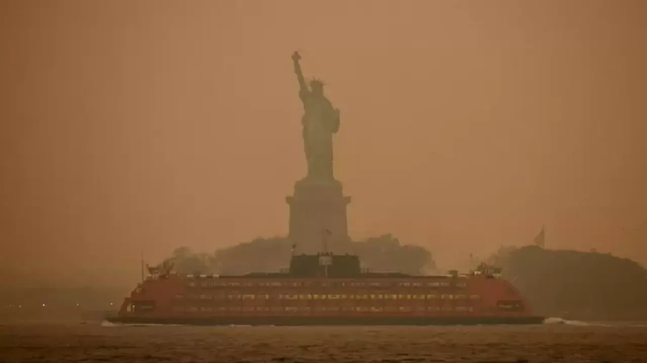 Fumaça de incêndios florestais do Canadá deixa céu de NY encoberto