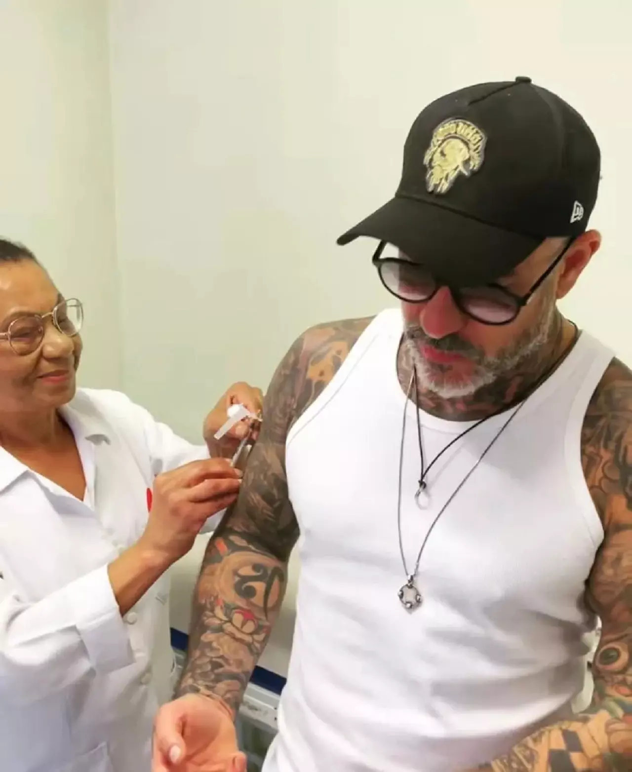 Henrique Fogaça vai parar no hospital depois de ser mordido por quati