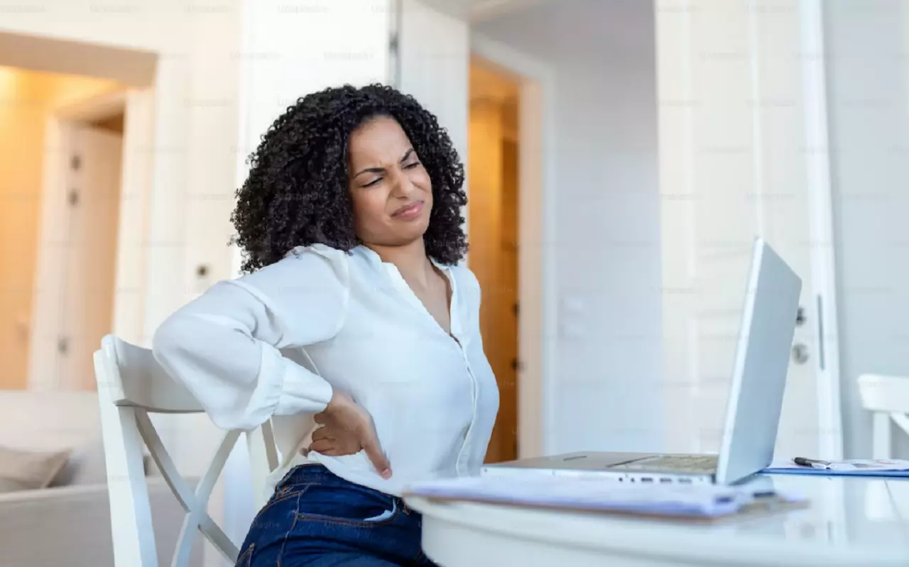 5 hábitos comuns que podem estar causando suas dores nas costas