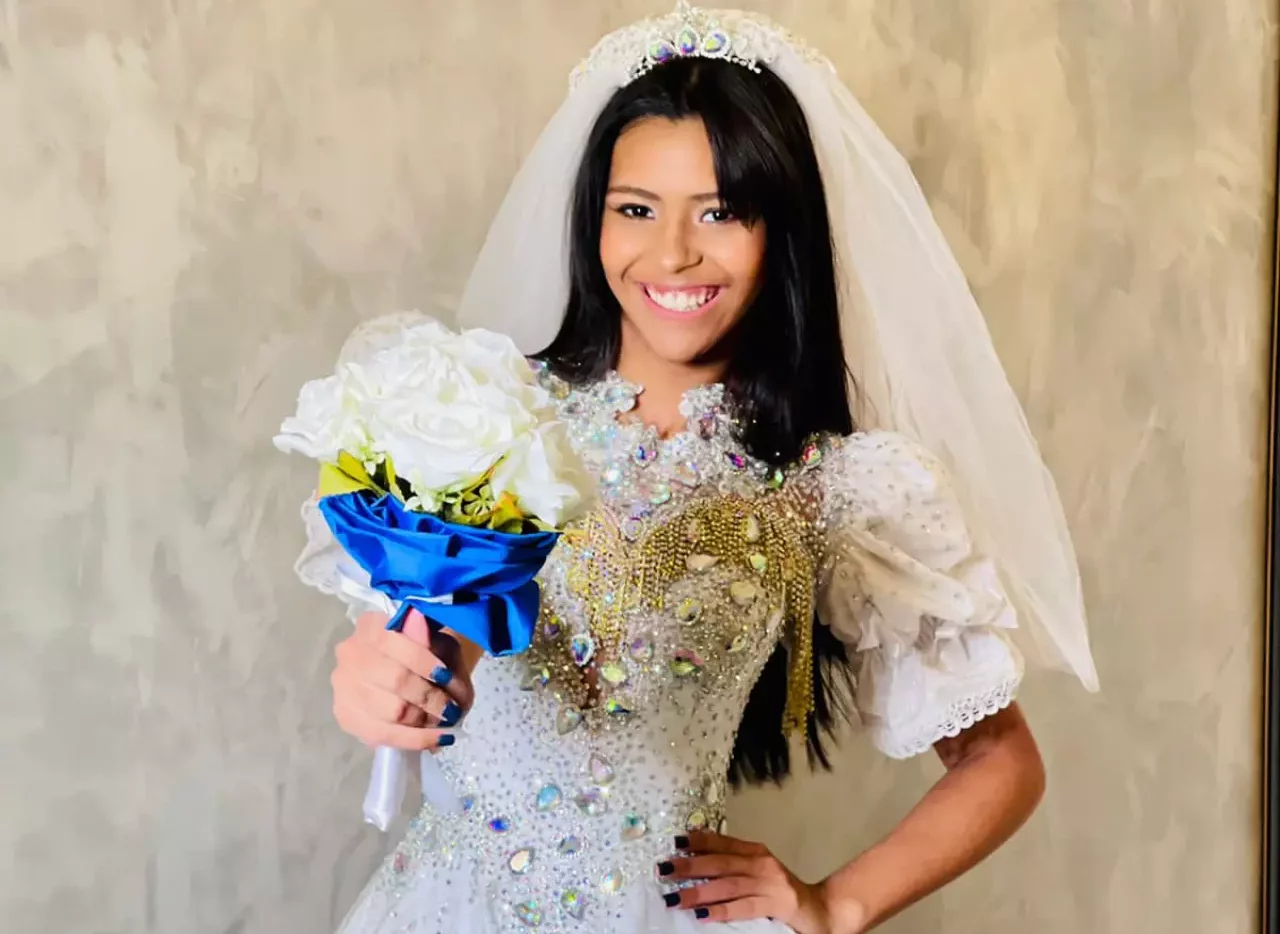 Wenny, irmã de Lexa, se veste de noivinha em festa junina da Portela