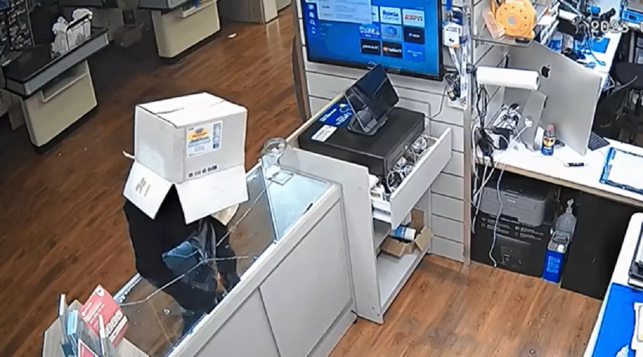 Homem esconde rosto com caixa de papelão e furta 19 iPhones