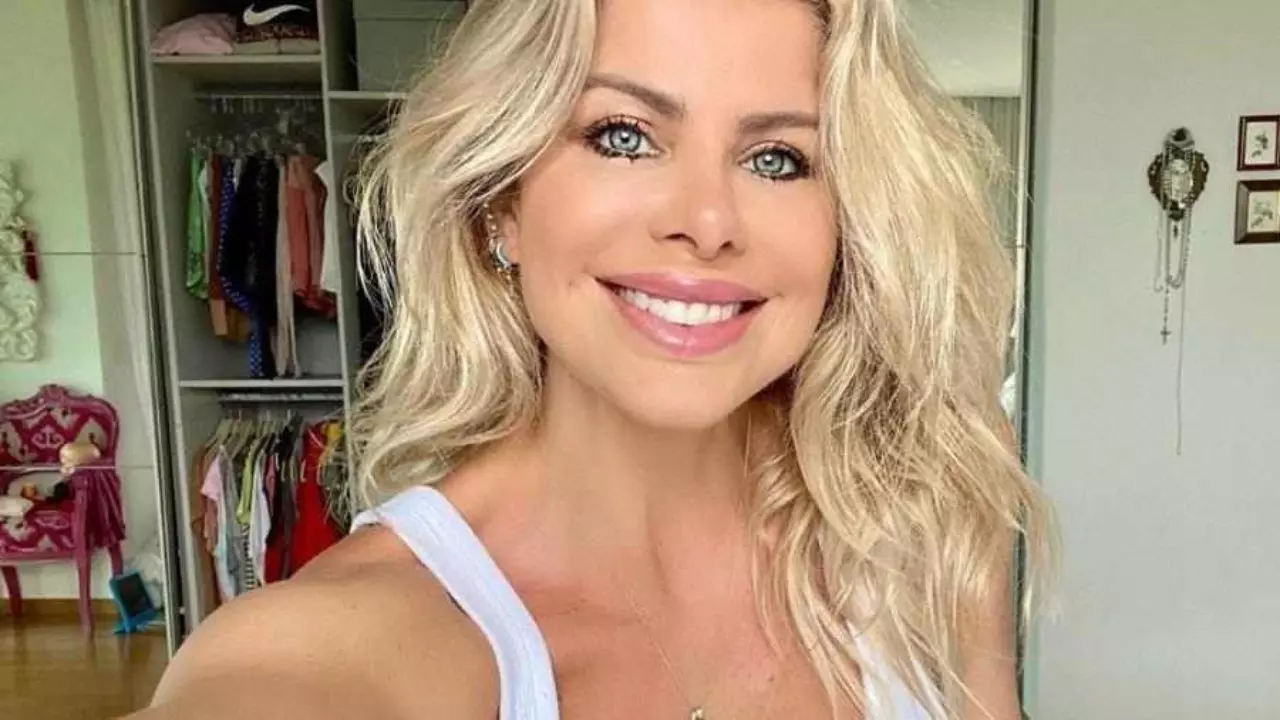 Melhor amigo de Karina Bacchi revela por que parou de seguir atriz nas redes
