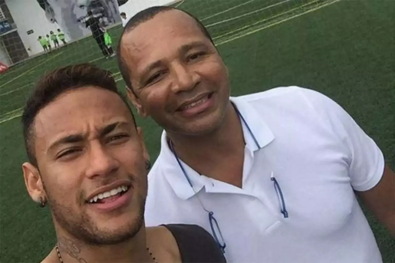 Pai de Neymar recebe voz de prisão durante operação em mansão do jogador