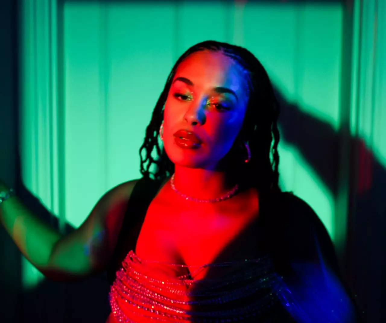 Jorja Smith lança mashup da faixa “Little Things”; ouça a nova versão