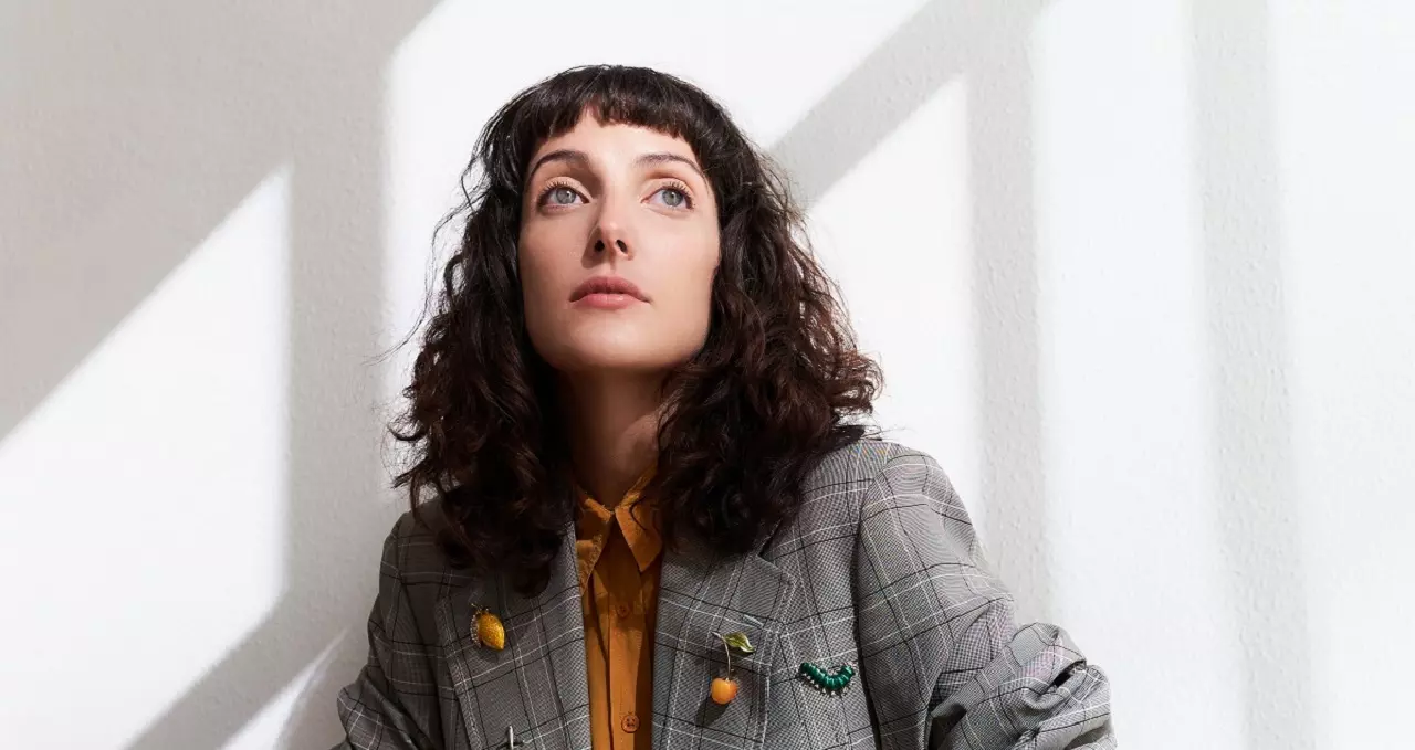 Clarice Falcão lança single “Ar da Sua Graça”, faixa do álbum “Truque”