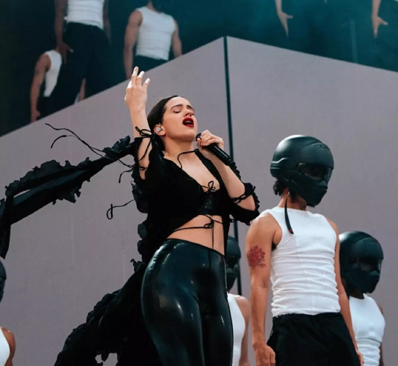 Rosalía encerra era Motomami com a apresentação final no Lollapalooza Paris