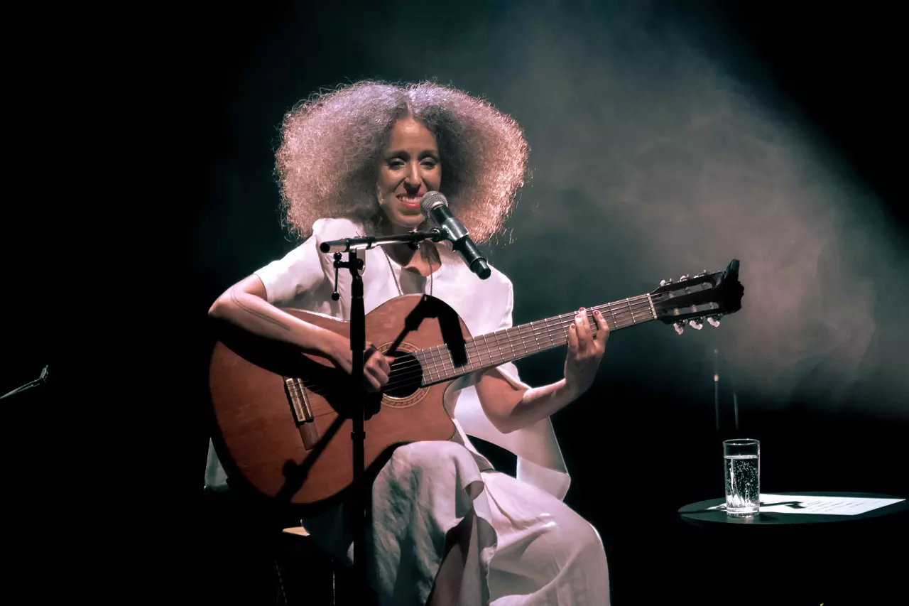 Iara Rennó apresenta disco "Orí Okàn" pela primeira vez em Belo Horizonte