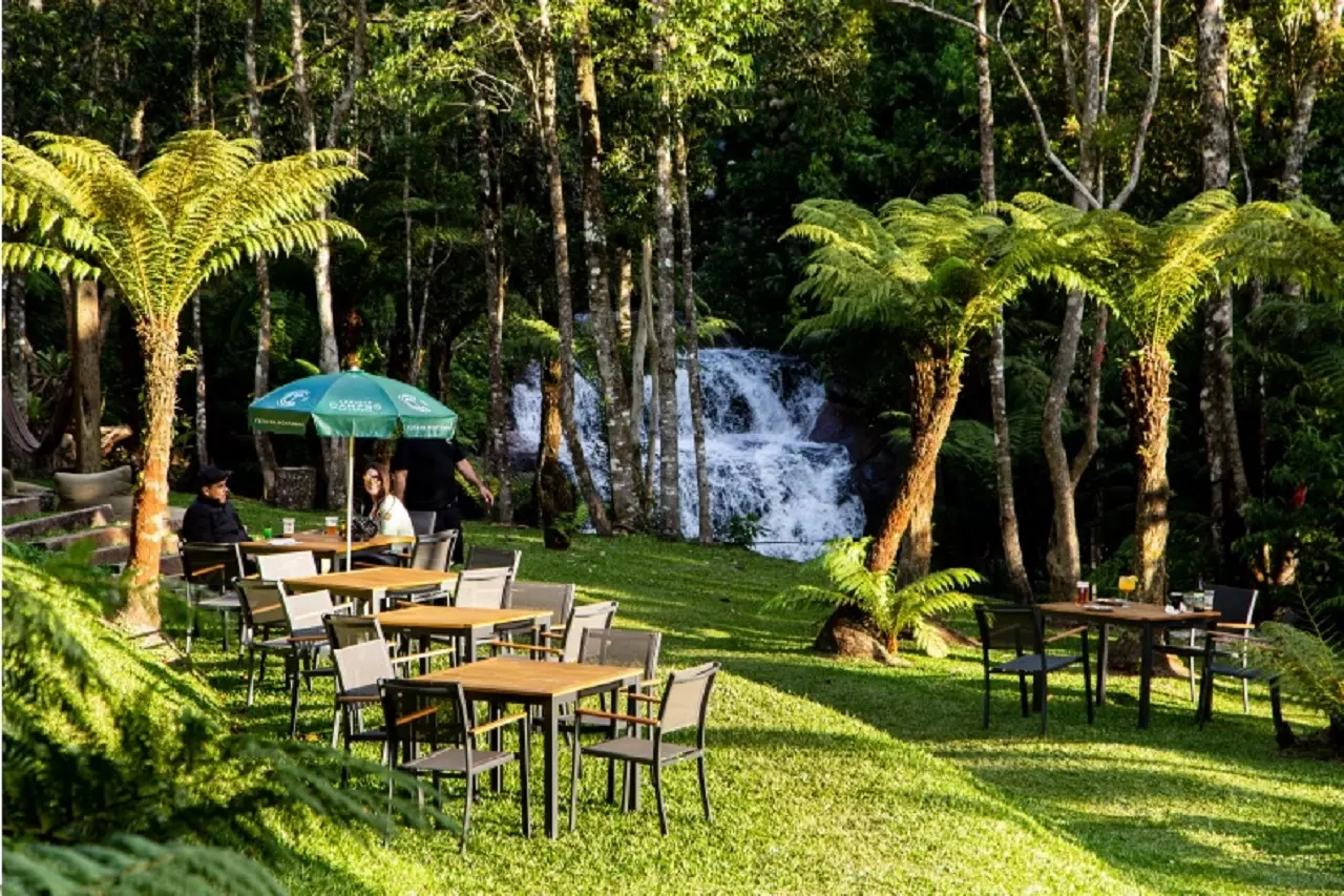 Parque da Cerveja inaugura Biergarten próximo à cachoeira