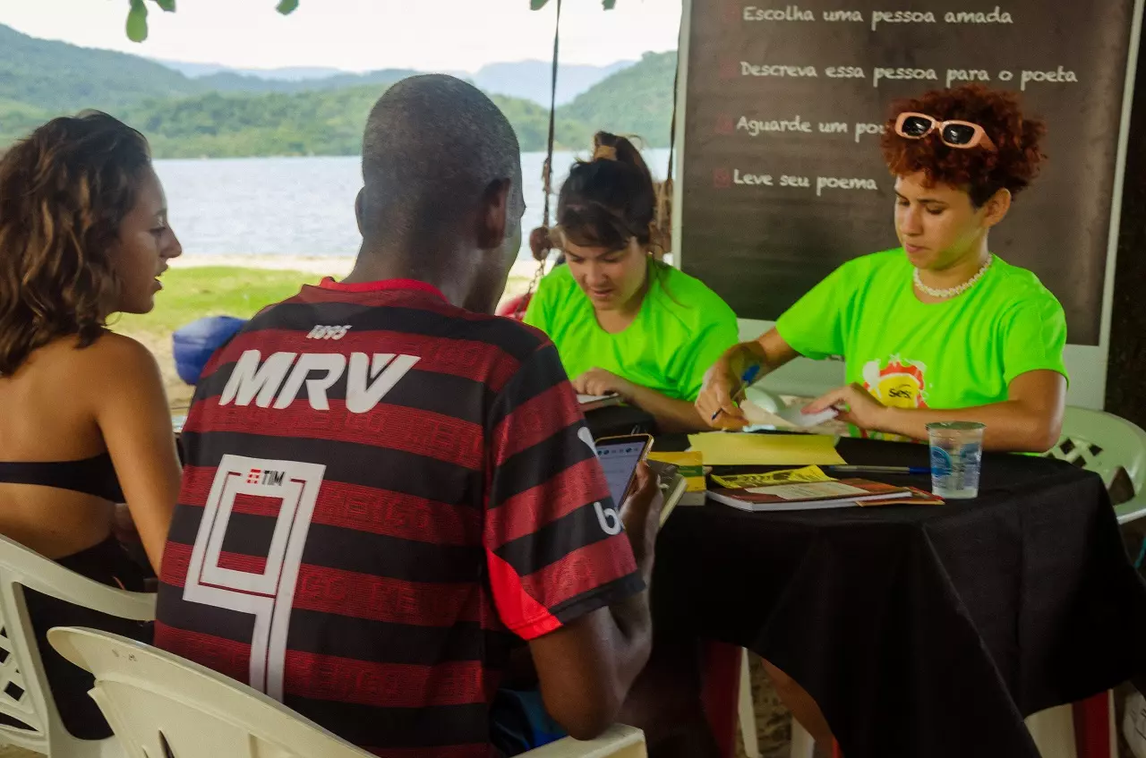 Intervenção artística de poesia acontece em bairros da Zona Oeste do Rio
