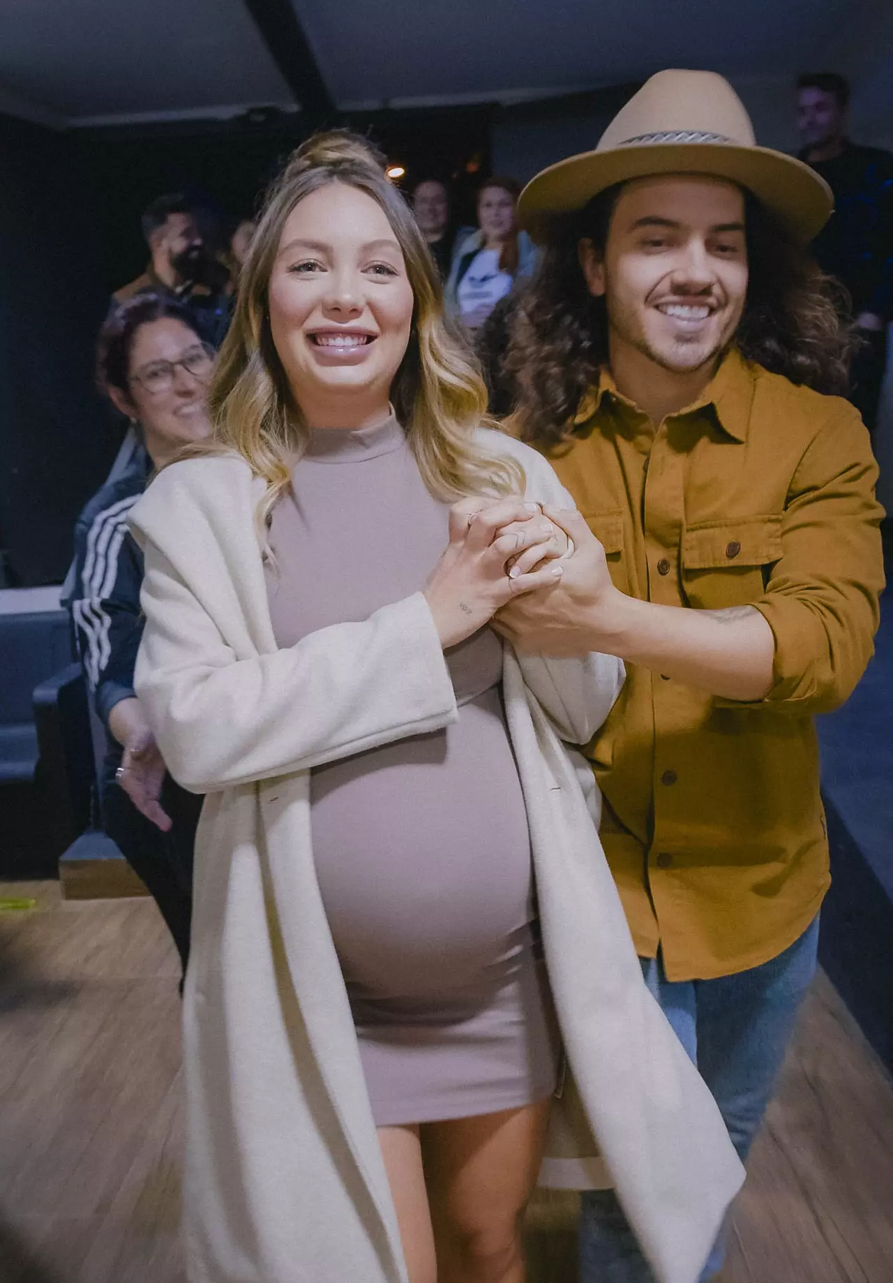 Gabriela Luz do duo Mar Aberto tem a bolsa rompida antes de entrar no palco