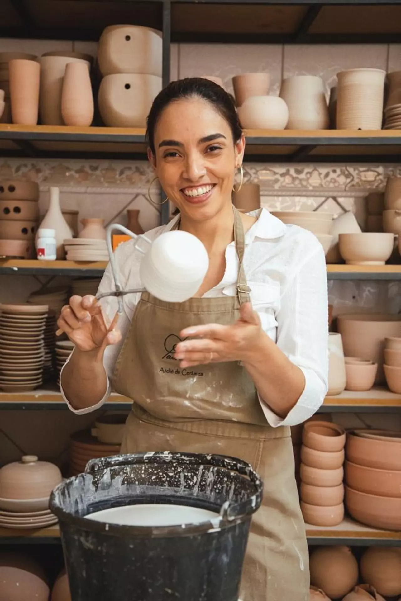 "Cerâmica Sem Mistério": Ceramista Carol Lamaita oferece Workshop gratuito