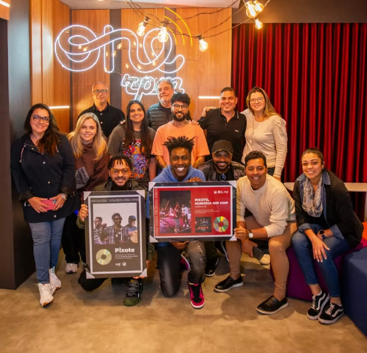 Pixote recebe Disco de Ouro por “Amor e Fé”, com Hungria Hip Hop